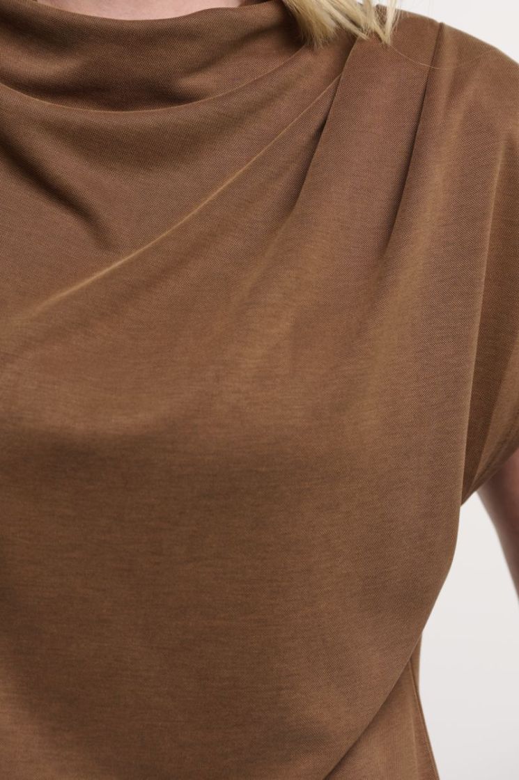 TOP WITH PLEATS ON SHOULDER CHOCOLATE