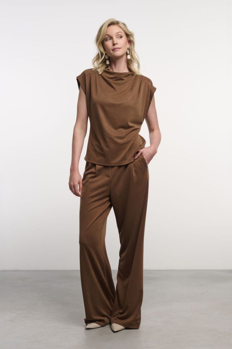 TOP WITH PLEATS ON SHOULDER CHOCOLATE