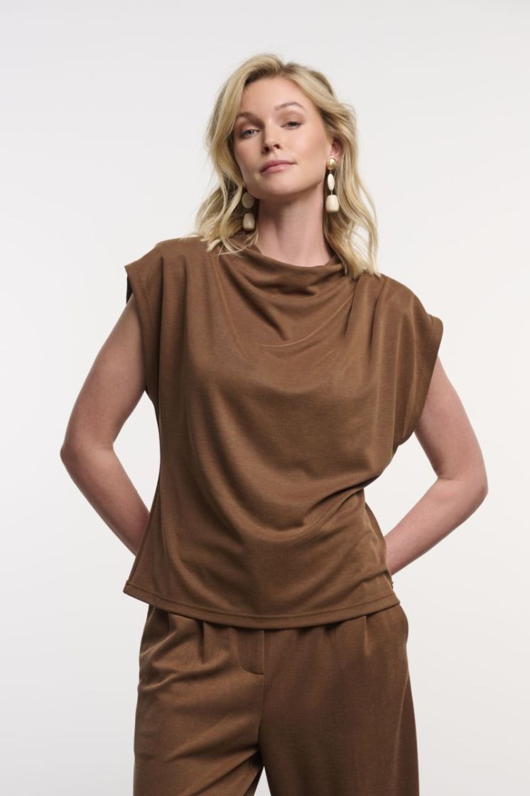 TOP WITH PLEATS ON SHOULDER CHOCOLATE
