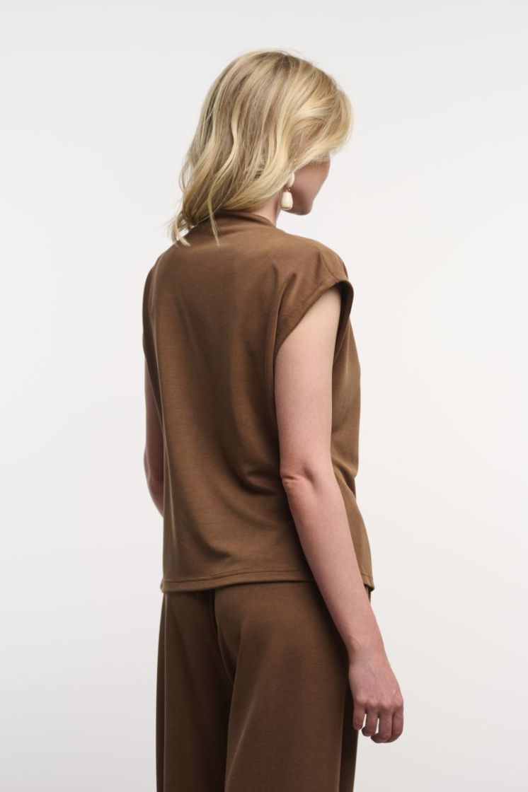 TOP WITH PLEATS ON SHOULDER CHOCOLATE  